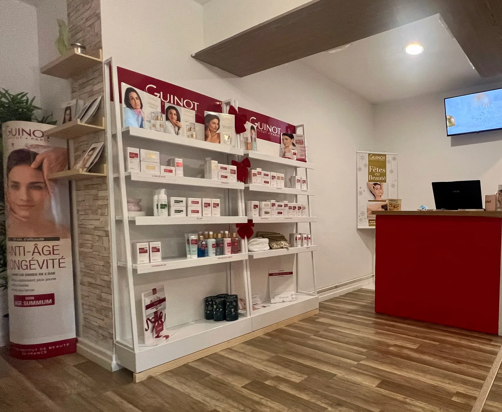L’accueil de l’institut Eva Beauté et son espace produits Guinot
