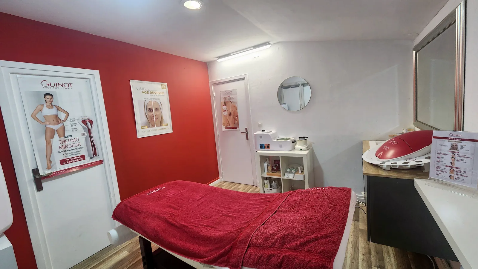 Cabine de soins corps avec table et affiches Guinot