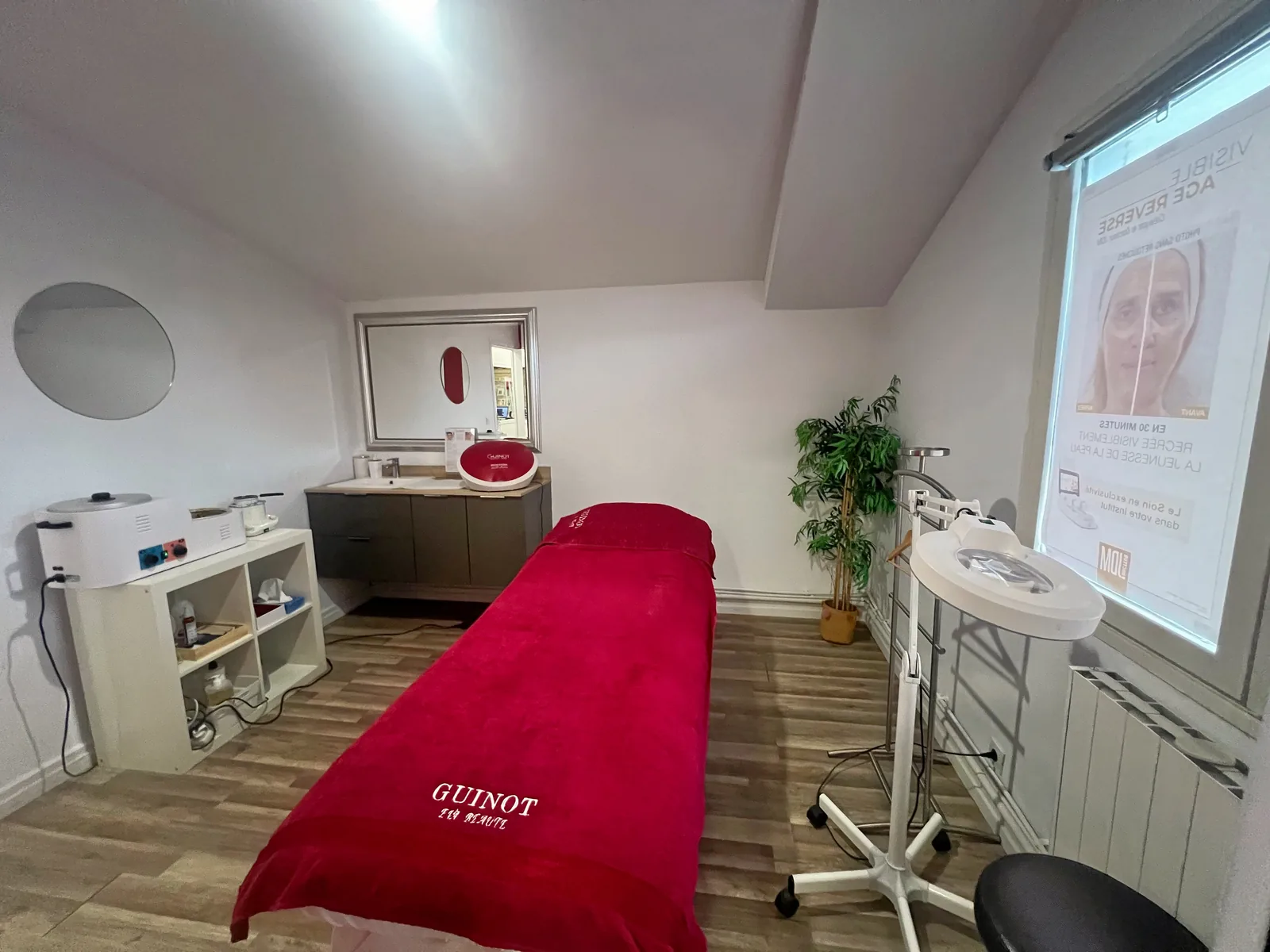 Cabine de soin du visage avec table Guinot et appareillage