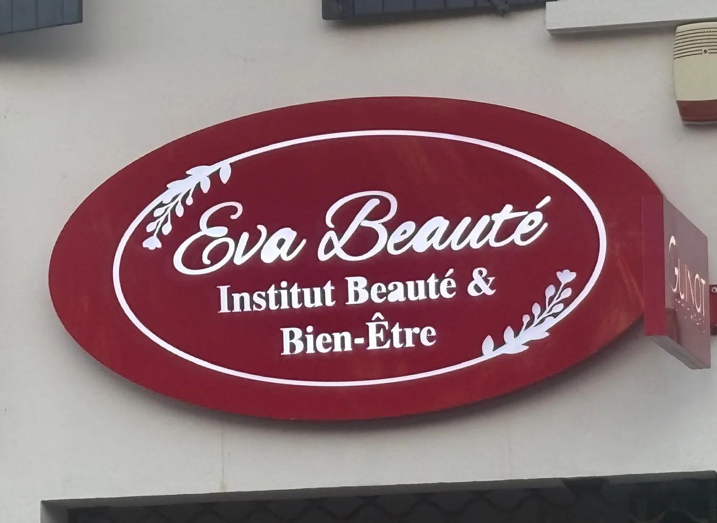 Enseigne ovale Eva Beauté, Institut Beauté & Bien-Être