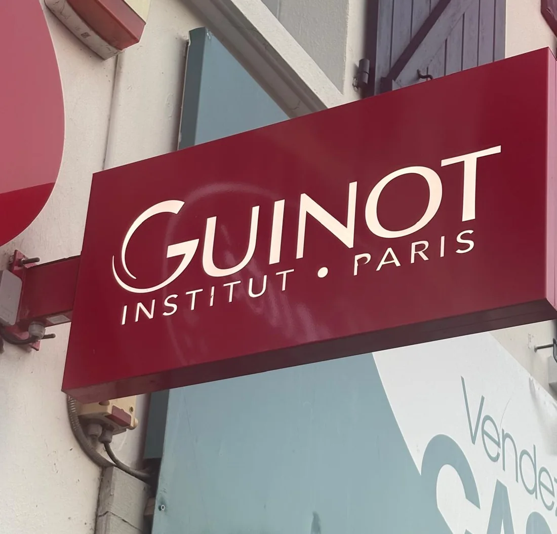 Enseigne Guinot Institut Paris sur la façade de l’institut Eva Beauté