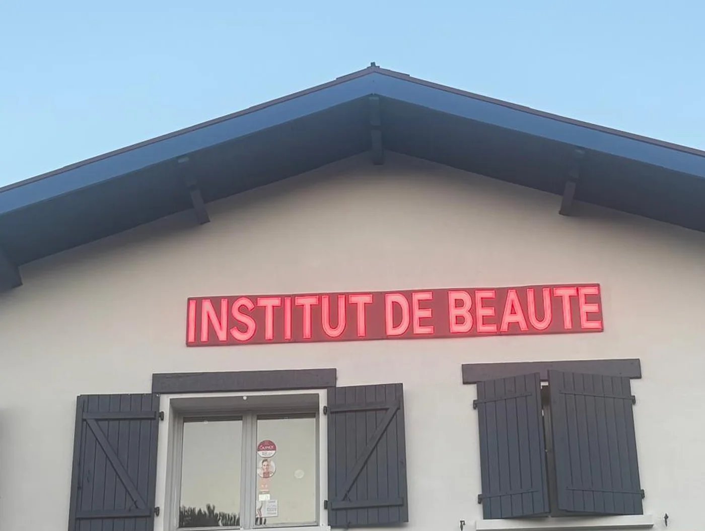 Façade de l’institut Eva Beauté avec son néon « Institut de beauté »