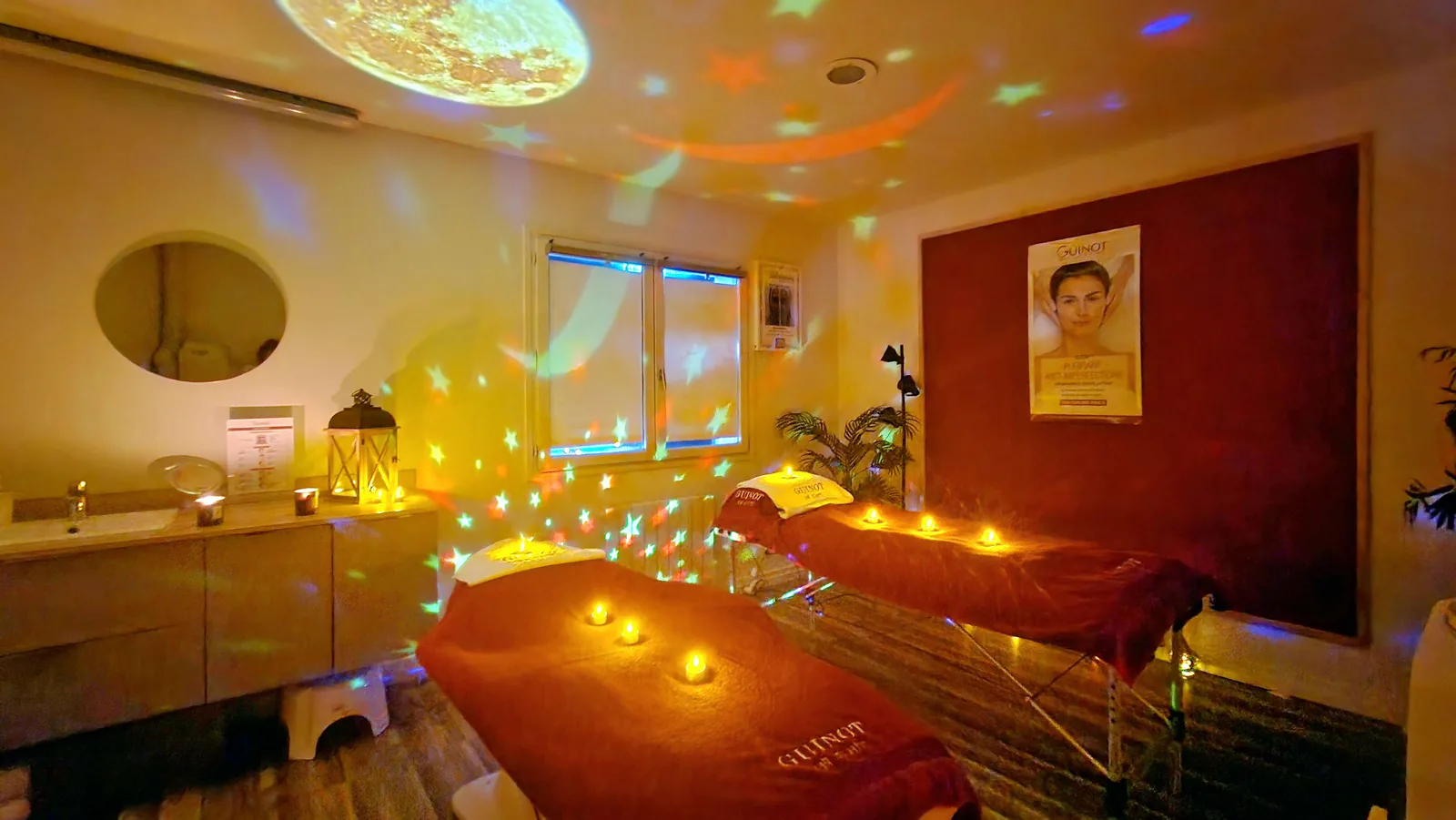 La salle du massage duo de l’institut Eva Beauté, deux tables à la lueur des bougies